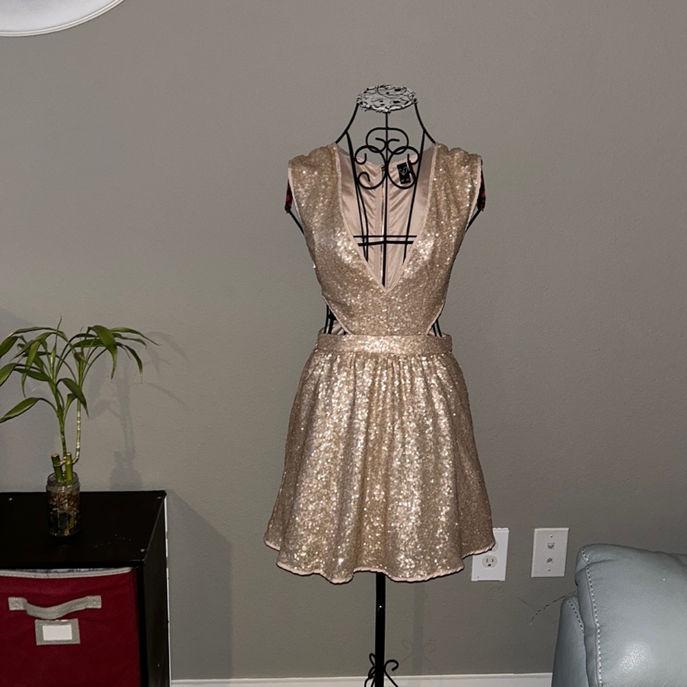 Accepting offers🦋Rose gold Women’s dress size small